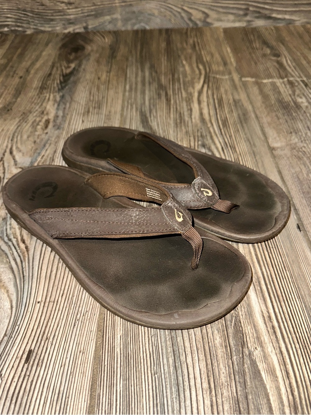 OluKai Women’s Brown Leather Flip Flop Sandals Soft Sole Size 7 Water Beach